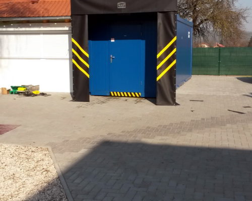 Fekete biztonsági belépő kapu ponyva